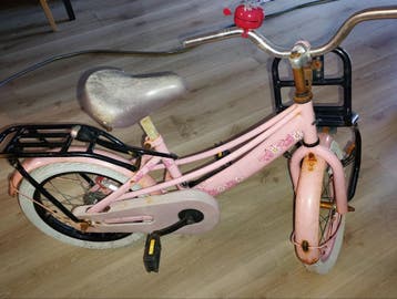 Roze kinderfiets met mandje en bel