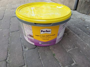 Halve emmer papier en vinyl lijm