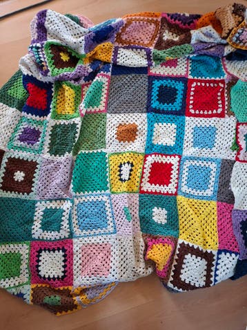 Gratis kleurrijke Gehaakte Deken - Granny Square Stijl