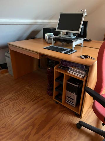 2 IKEA bureaus gratis af te halen (zelf 2 trappen naar bened