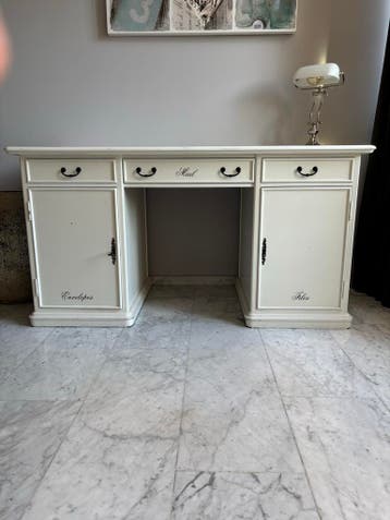 Wit houten bureau met opbergruimte en lades