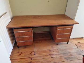 Bureau, gebruikt. Gratis.