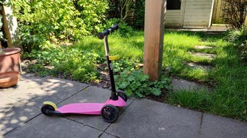 Kinderstepje roze/geel/zwart - gratis ophalen