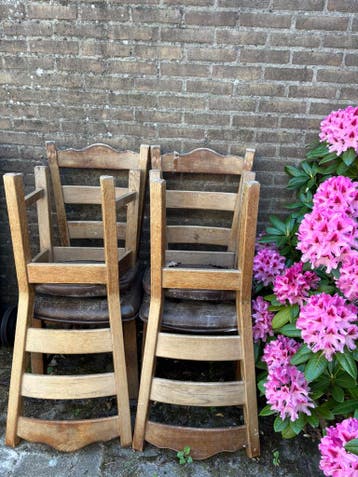 Oude stoelen gratis op te halen