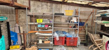 Metalen stellingen met houten legborden - 8 meter