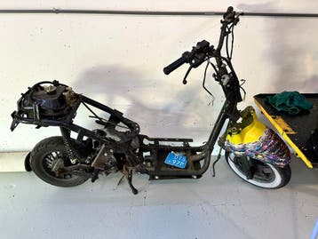 Scooter frame met kenteken en onderdelen