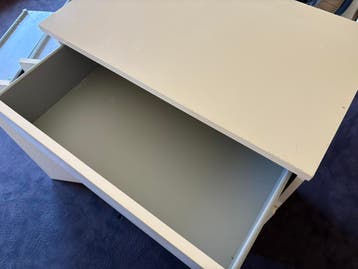 IKEA Kast met gebruikssporen - vergeeld en beschadigd