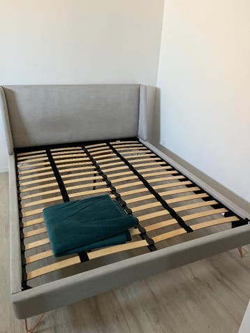 Queensize bed met lattenbodem