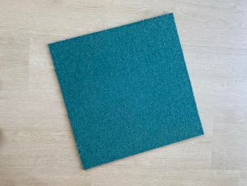 Gratis: Zeegroene Desso tapijttegels (80 stuks, 50x50 cm)