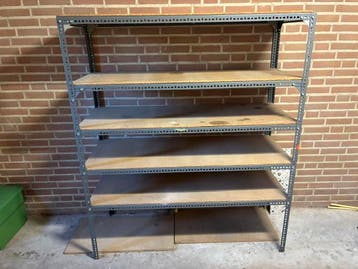 Opbergrek / stelling van metaal met houten legplanken