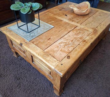Robuuste massief houten salontafel met lades