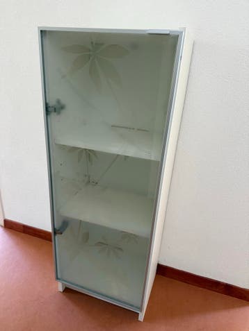 Wit IKEA kastje met glazen deur en planken