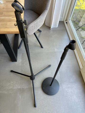 2 microfoonstandaards - Gratis af te halen