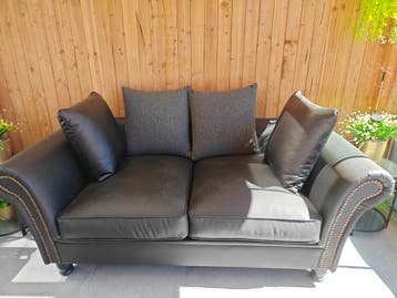 Zwarte kunstleren kasteelbank met goudkleurige studs