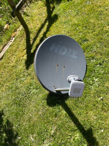 Gebruikte schotelantenne voor satellietontvangst