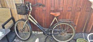 Opknappertje: damesfiets met mandje en bagagedrager