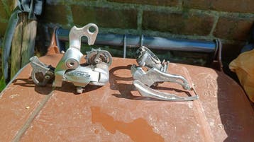 Deore voor en achterderailleur +shifters 9 speed.
