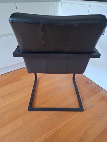 4 stuks zwarte eetkamerstoel in goede staat, zithoogte 47 cm