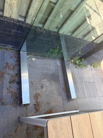 Gratis glazen binnentafel met stalenpoten