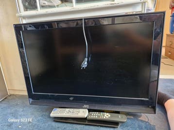 JVC TV met 2 afstandsbedieningen
