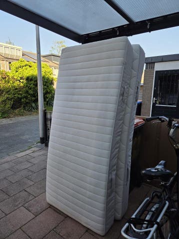 twee matrassen gratis af te halen.