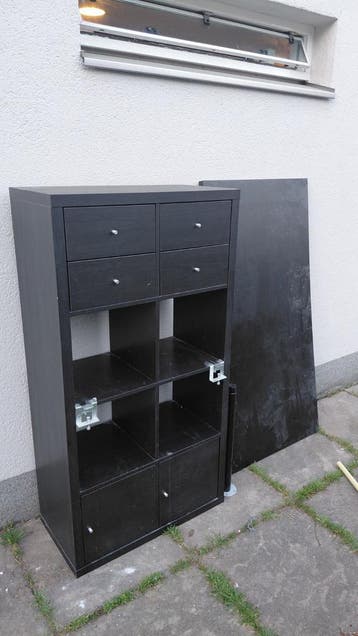 Gratis Kallax kast + bureaublad en poten