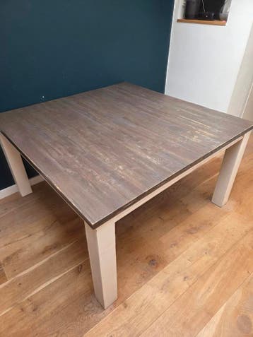 Gratis uitschuifbare tafel 140 x 140/190 van Henders & Hazel