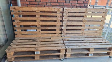 Zelfgemaakte palletbank met wieltjes
