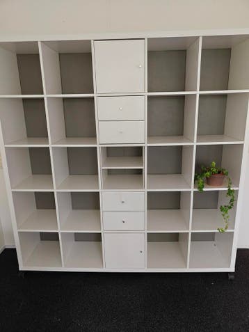 Grote witte Ikea Kallax vakkenkast met lades en deurtjes