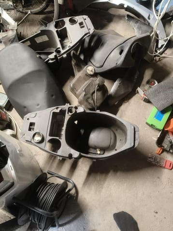 GRATIS gebruikte scooter onderdelen Piaggio fly
