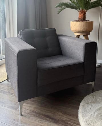 Moderne donkergrijze fauteuil