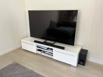 Hoogglans wit tv-meubel met lichte gebruikersporen