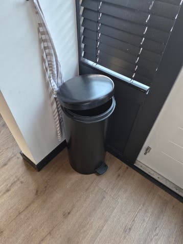 Brabantia prullenbak gratis af te halen (deksel defect)
