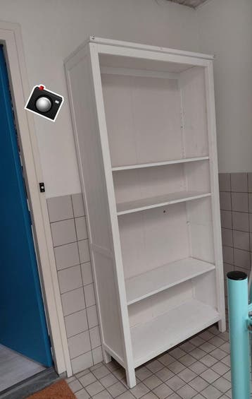 Boekenkast, oudje, beschadigingen, gratis op te halen.