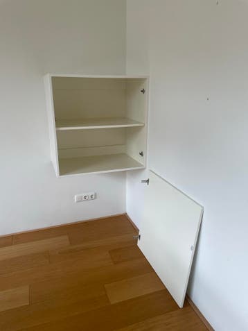 Witte wandkast met twee planken en deur