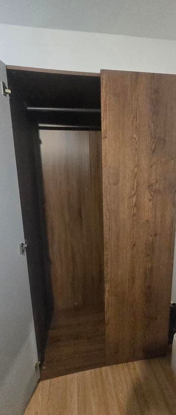Kledingkast met hangruimte en deuren