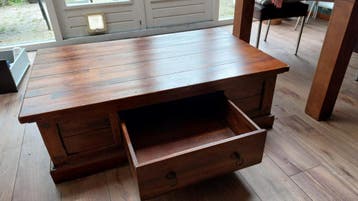 Stevige houten salontafel met grote lade - 125x80x40 cm