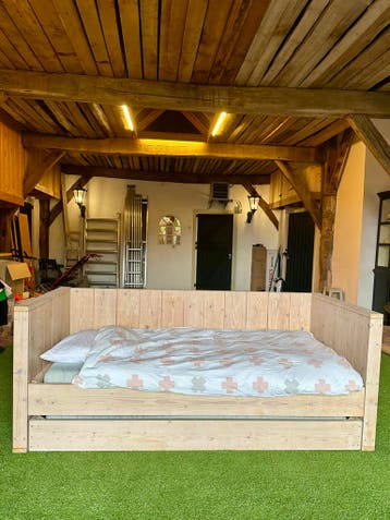 Steigerhouten bed met uitschuifbaar logeerbed