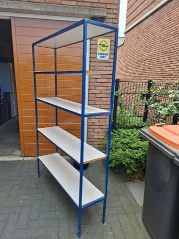 Gratis rek zwaar metaal met planken