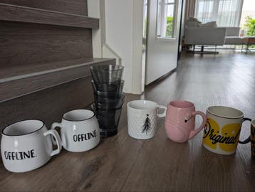 Gratis..Diverse serviesgoed: borden, kommen, kopjes