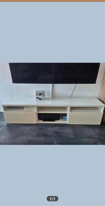 IKEA TV-kast met glasplaat - Gratis af te halen!