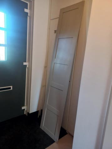 Nieuwe deur Pax kast.  Kleine beschadiging.   Gratis