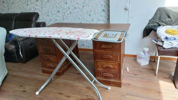 Strijkplank met veer voor stroomkabel