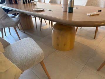 Grote eettafel van 310 cm met unieke poten