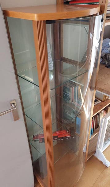 Glazen vitrinekast met houten accenten