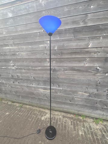 Stabiele vloerlamp met blauwe glazen kap en lamp