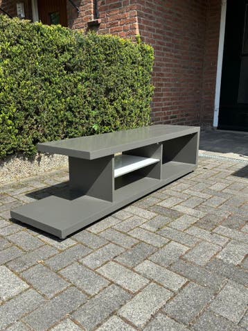 TV meubel gratis lengte 1.80m breedte 0.40m hoogte 0.40m