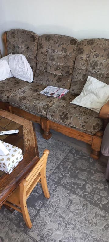 Gratis ophalen bank, 2 stoelen, salontafel en 1 luie stoelen