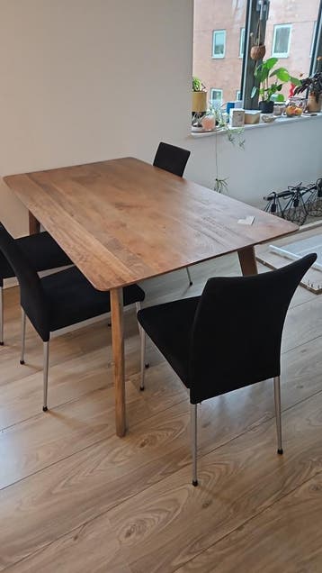2x Zwarte eetstoelen gratis