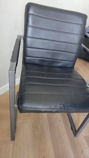 Gratis af te halen:  5 eetkamerstoelen met stalen frame